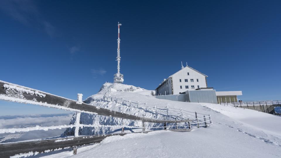 Die Bergstation der Rigi Bahn ist tief verschneit.