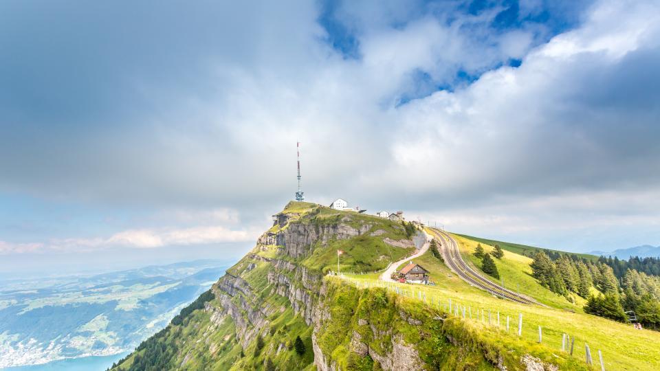 Der Sendeturm der Rigi ist auf dem Gipfel sichtbar.