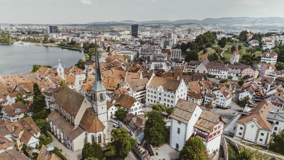 Die Zuger Altstadt von oben mit dem See im Hintergrund.