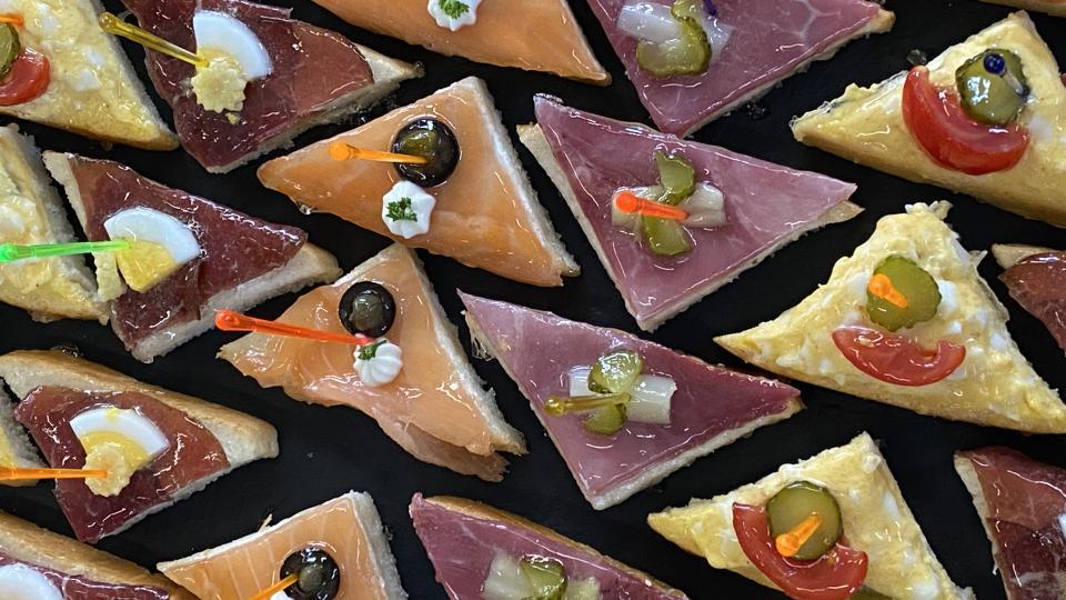 verschiedene farbige Canapés