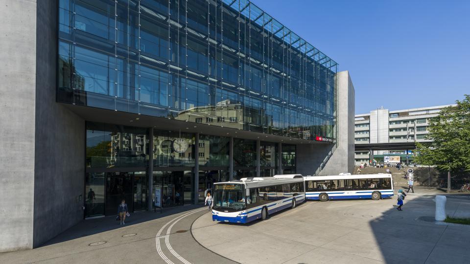 Bus auf dem Wendeplatz vor dem Bahnhof Zug