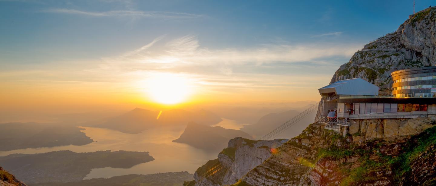 Pilatus Bergstation im Sonnenuntergangslicht.